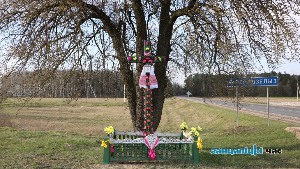 Старый крест в деревне